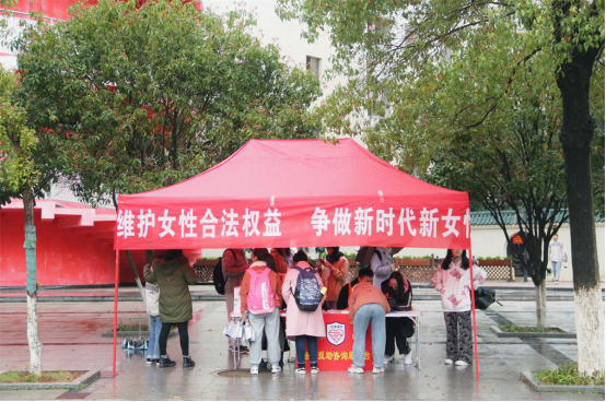 校工会赴我校扶贫点高龙村开展留守儿童“六一”节慰问活动